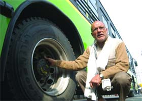 The driver shows the tyre of the bus from where a smoke started near Akshardham Temple