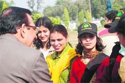 DK Mody, MD, BHEL greets a student delegation from Jammu and Kashmir in Haridwar. 