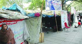Groups staying at Jantar Mantar for years set up shelters