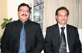 Dr PD Joshi, an endodontist from Mumbai (right), and Dr Ashwani Dhobal, president of the Uttarakhand chapter of the Indian Dental Association, in Dehradun