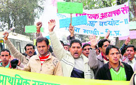 Activists of the Sahayak Adhyapak Sangh hold protest in Mandi on Sunday. 