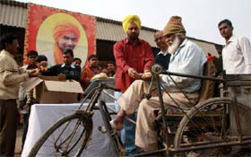 Food being given to a poor man as the NGO Sahara Jan Seva remembered its volunteer Ram Singh, who died while carrying out a rescue operation three years ago, in Bathinda