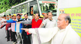 Sankar Biswas (extreme right) along with volunteers of the Ram Mohan Mission take oath to eradicate social evils, at the Press Club in Chandigarh on Monday.