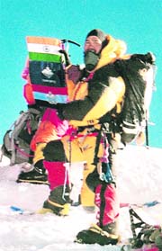 Head constable Ashish Kumar Singh, who saved the life of a fellow Vietnamese mountaineer at Mount Everest, has been awarded the Prime Ministers Life Saving Award.