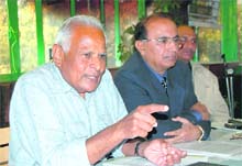 Dr Dhirendra Sharma, president of the Uttarakhand chapter of the Indian Science Writers' Association addresses mediapersons in Dehradun on Monday.