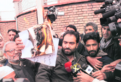 Members of the Majlis-e-Mashawarat burn a copy of the CBI report in Srinagar