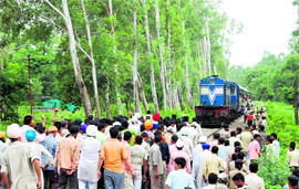 Villagers residing near Kotdwar town in Pauri Garhwal stop the Garhwal Express to demand inclusion of their villages 