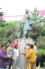 The statue of Sardar Patel being garlanded on his 60th death anniversary in Dehradun