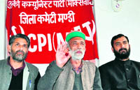 CPM leader Rakesh Singha and CPI president Des Raj at a press conference at Mandi on Tuesday. A Tribune photo