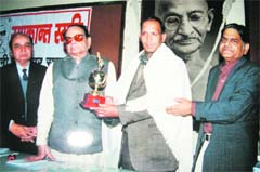 Writer Murari Sharma recieves the literary Ramakant award at a ceremony in New Delhi.