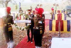 Contingents of army jawans saluting the war heroes on the occasion of Vijay Diwas in Fazilka.