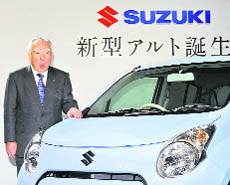 Osamu Suzuki, chairman and president of automaker Suzuki Motor, introduces the company's minivehicle "Alto" in Tokyo on Wednesday. It is equipped with a 660cc engine, which, the company claims, allows the vehicle to achieve a mileage of 24.5 km per litre of fuel.