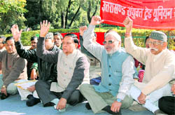 Members of the Uttarakhand Sanyukt Trade Unions Samanvay Samiti stage a dharna against price rise at Gandhi Park, Dehradun, on Wednesday. A Tribune photograph