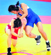 Maribel Jambora (L) of Philippines wrestles with Mai Vu Thi of Vietnam in the womens 45-kilograms final of the 25th Southeast Asian Games in Vientiane on Wednesday