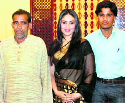 Actor Kareena Kapoor draped in famous Chanderi sari alongwith its weavers, during a press conference to promote her new movie 3 Idiots in Bhopal. PTI Photo