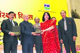Sumita Misra, director, Renewable Energy Department and HAREDA, Haryana, receives the award from Union Power Minister Sushil Kumar Shinde in New Delhi