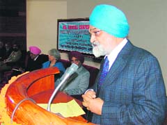 Deputy Chairman of the Planning Commission Montek Singh Ahluwalia addresses the annual conference of the ISAE in Amritsar on Thursday.