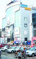 When will this Chaos end? Vehicles parked outside malls create traffic hurdles in Amritsar. 