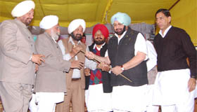 Former chief minister Captain Amarinder Singh being honoured at a public rally in Faridkot on Friday.