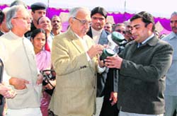 The CM is shown an energy saving device at a fair in Faridabad