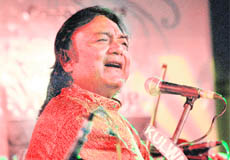 Pakistani ghazal singer Asif Mehdi gives a performance at Guru Nanak Dev University,  Amritsar, on Thursday evening.