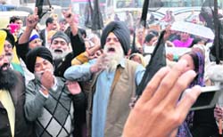 Riot victims protest against TS Doabias visit in Ludhiana 
