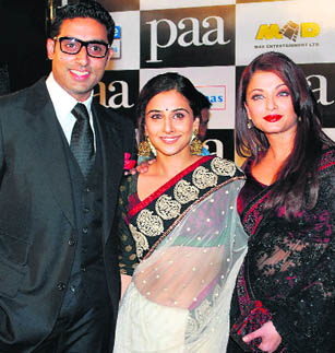 Vidya Balan flanked by Abhishek and Aishwarya Bachchan at the Paa premiere