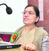 Dr Harsha Khulla, gynaecologist from Ganga Ram Hospital, New Delhi, delivers a lectrure on perinatology in Dehradun on Sunday. 