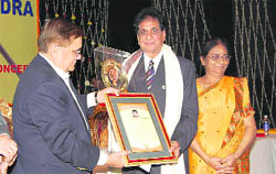 SD Sharma (centre) being presented the Pracheen Kala Kendra Award for 2009 in Kolkata.