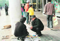 A vendor encroaches upon a pavement at Sector 17, Chandigarh.