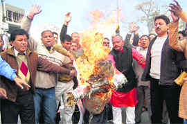 Congress workers burn an effigy of the state government in Dehradun on Tuesday.