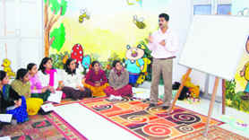 Jimmy Eappen, a Delhi-based expert, gives a presentation at a workshop on techniques to teach toddlers at Childrens Academy in Dehradun on Monday.