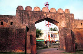 A mobile phone tower and a police station inside the Akhnoor Fort in Jammu. Photo: Inderjeet Singh
