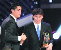 Argentinas Lionel Messi (R) holds the trophy, flanked by Portugals Cristiano Ronaldo