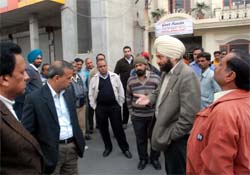 Owner of a hotel arguing with superintendent engineer of Bathinda Municipal Corporation BD Singla, in connection with recovery of house tax in Bathinda