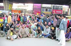 Auto-rickshaw drivers stage a dharna in Ludhiana
