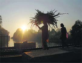 Two women make their way home after a hard days work in Bathinda