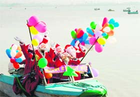 MERRY CHRISTMAS: Santa Claus wave to visitors during celebrations at Sukhna Lake in Chandigarh