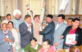 Opposition councillors raise slogans against Mayor Kamlesh in Chandigarh