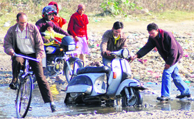 Due to restrictions on traffic for the assembly winter session, Dehradun residents have been forced to cross the riverbed of the Rispana river.