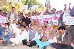 Members of the Saharanpur Uttarakhand Milao Samiti stage a dharna at the Gandhi Park in Dehradun on Friday.