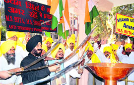 Chairman of the All-India Anti-Terrorist Front M.S. Bitta and others pay tributes to Shaheed Udham Singh at Jallianwala Bagh in Amritsar on Friday
