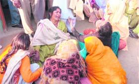 Wailing family members of Bodh Raj, who was allegedly killed by his associates while hunting a wild bore Manyari village