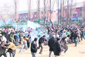 The police fires teargas shells