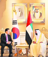South Korean President Lee Myung-bak (L) with his UAE counterpart Sheikh Khalifa bin Zayed al-Nahayan in Abu Dhabi