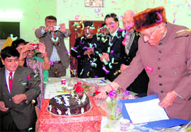 Former Uttarakhand Chief Minister Nityanand Swami cuts a cake on his 83rd birthday in Dehradun on Sunday