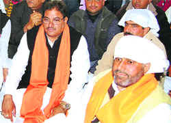 INLDs Abhey Singh Chautala (left) and Congress nominee for the Ellenabad bypoll Bharat Singh Beniwal at Dera Bhumman Shah of the Kamboj community to seek blessings for their victory.
