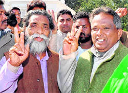 JMM supremo Shibu Soren gestures along with senior party leader Tek Lal Mahto at the formers official residence in Ranchi on Sunday.