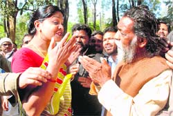 Eunuchs greet Shibu Soren, a day before his swearing-in as the seventh Chief Minister of Jharkhand, at his residence in Ranchi 