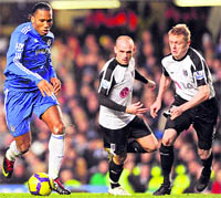Chelseas Didier Drogba (L) pursued by Fulhams Murphy (C) and Damien Duff on Monday